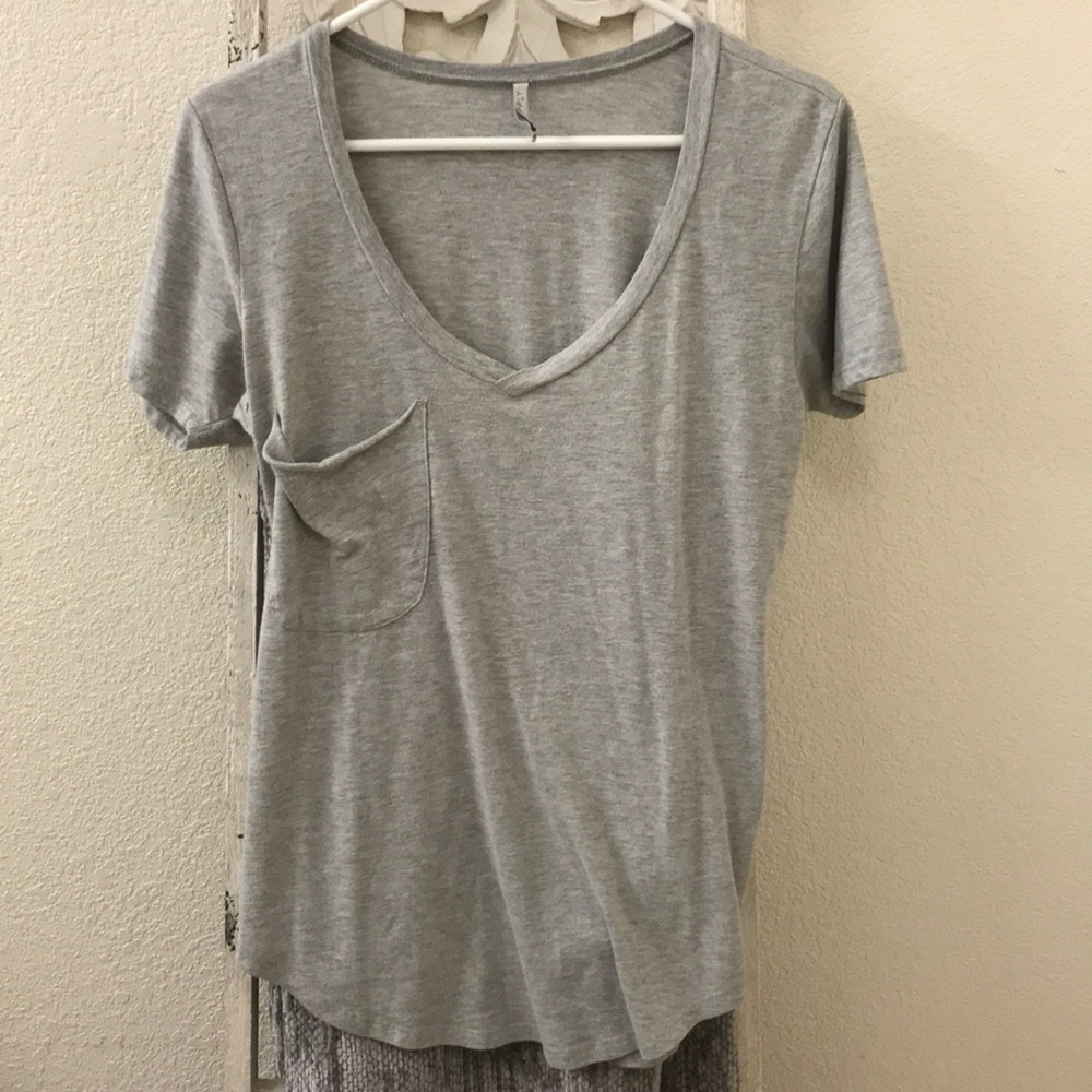 Z supply v-neck T-shirt.